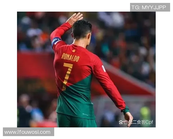 足球明星闪耀赛场风采，球场英姿尽显传奇实力与激情