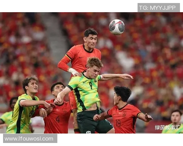 足球巨星赛场含泪瞬间引发球迷无限唏嘘动人心弦场景久久难忘