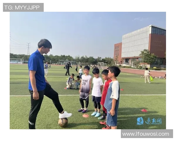 足球球星一周训练与比赛安排揭秘 探索职业球员的高强度训练节奏 足球球星一周训练与比赛安排揭秘 探索职业球员的高强度训练节奏