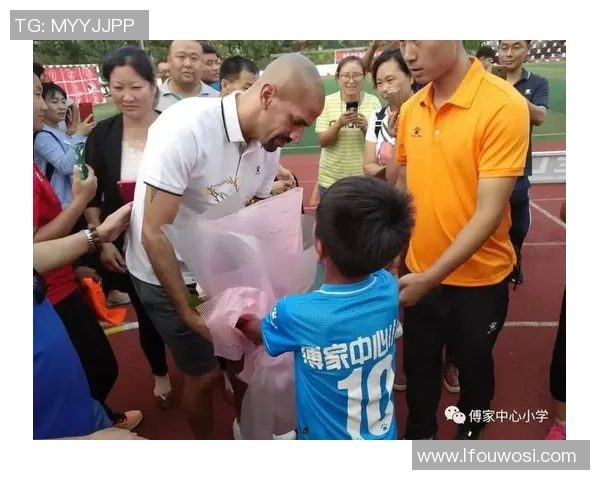 足球球星情侣甜蜜合影展现幸福瞬间,场上场下爱意满满共同演绎爱情故事 足球球星情侣甜蜜合影展现幸福瞬间,场上场下爱意满满共同演绎爱情故事