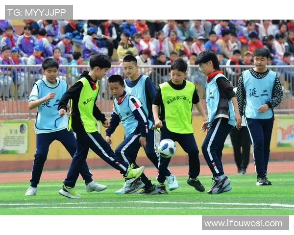 足球明星驰骋绿茵场 展现速度与技巧的极限冲刺